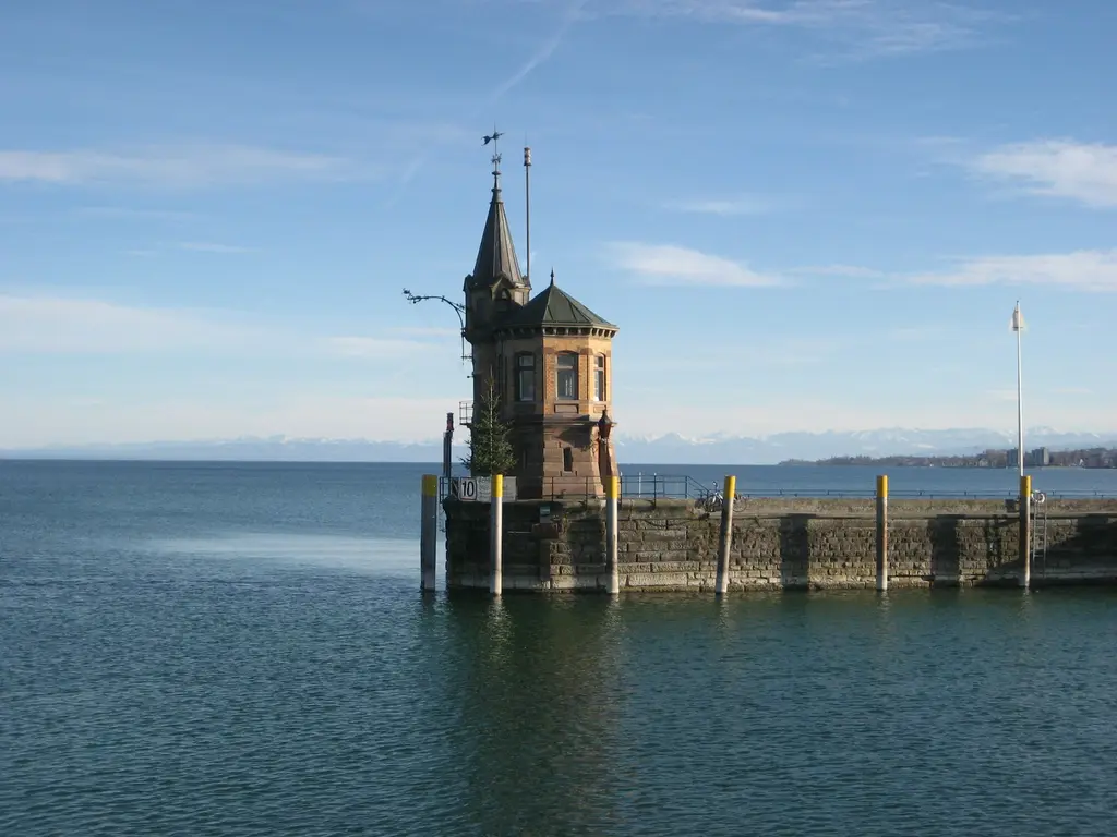 Leuchtturm an der Hafeneinfahrt von Konstanz am Bodensee