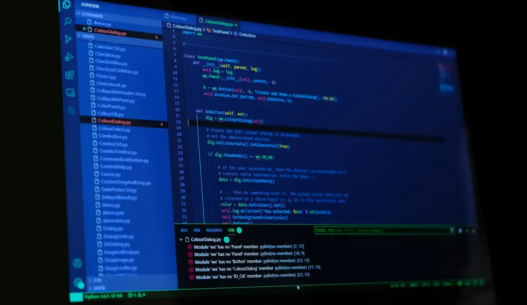 Bildschirm mit Quellcode in einem dunklen Editor