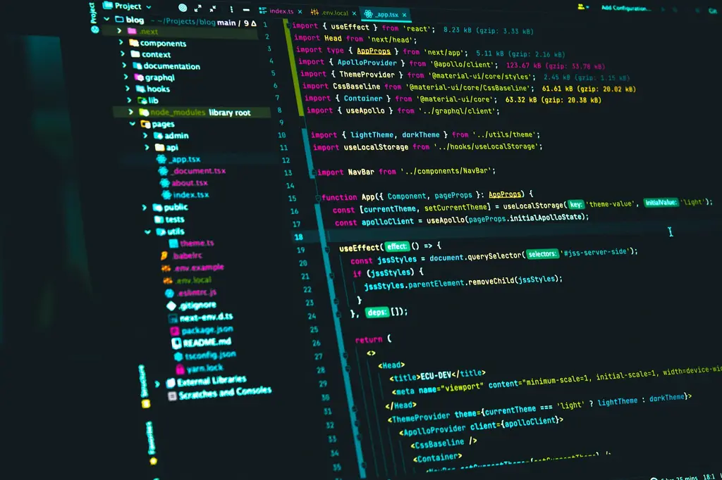 Code-Editor mit React-Quellcode auf einem Bildschirm