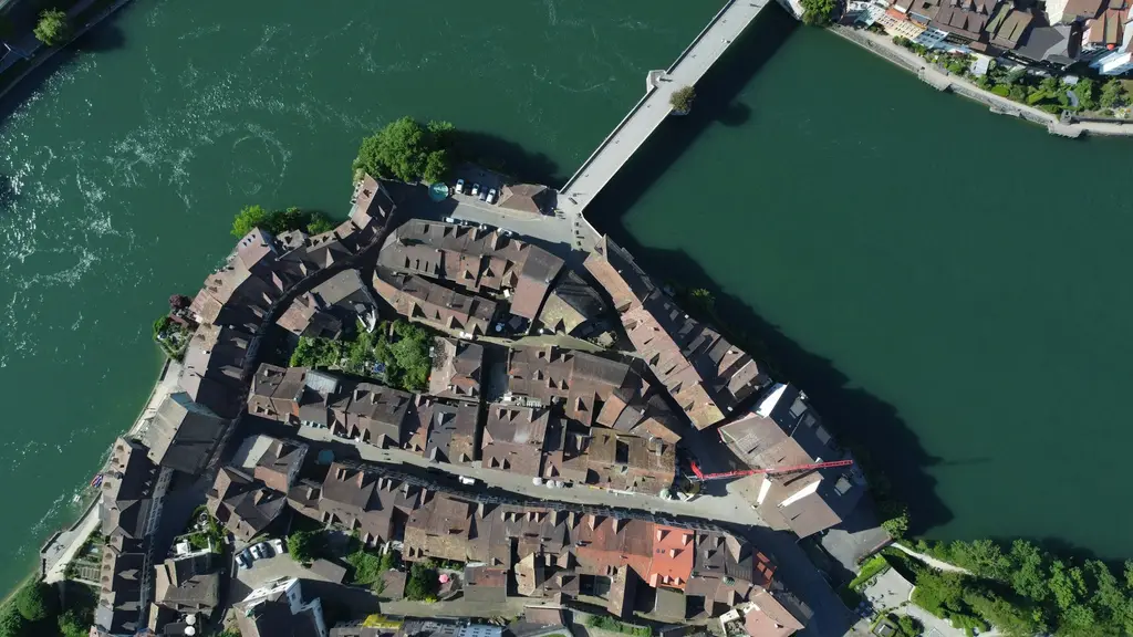 Laufenburg am Hochrhein aus der Luft, mit Altstadt und Rheinbrücke