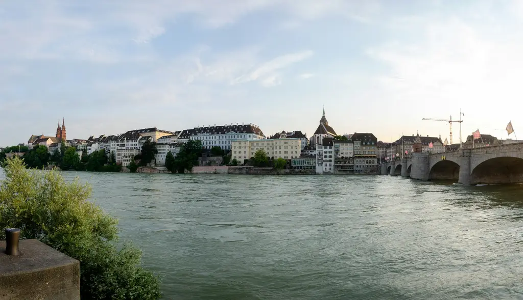 Der Rhein in Basel, im Dreiländereck bei Lörrach